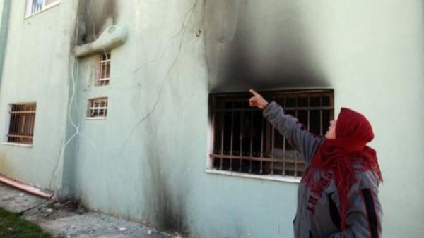 فلسطيني يشير الى الاضرار التي لحقت بمنزل اسرته بعد قيام مستوطنية باضرام النار فيه في قرية هوارة قرب نابلس

