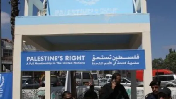 كرسي ضخم يرمز الى المسعى الفلسطيني في الامم المتحدة، في احد شوارع رام الله 
