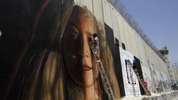 صورة عهد التميمي على جدار الفصل العنصري في الضفة الغربية