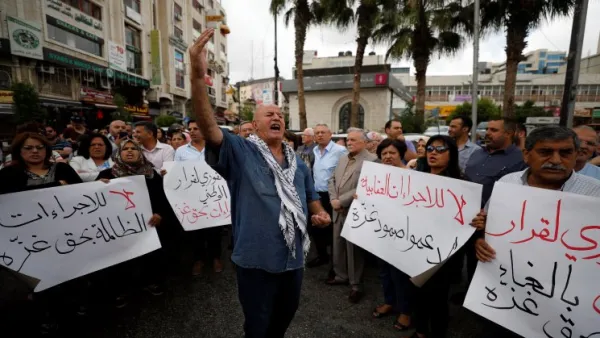 موظفون يتبعون للسلطة الفلسطينية في قطاع غزة قالوا قبل أيام إنهم تلقوا 50 بالمئة من قيمة رواتبهم