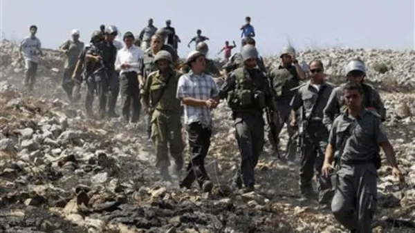 مستوطنون وجنود اسرائيليون في الضفة الغربية