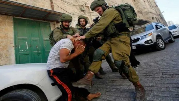 جنود الإحتلال ينهالون بالضرب على فتى فلسطيني في الضفة الغربية