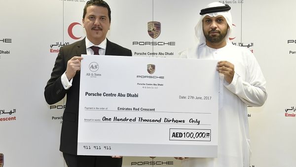 وسام خليل، المدير العام لمركز بورشه أبوظبي ومحمد يوسف الفهيم، نائب الأمين العام لخدمات الدعم، الهلال الأحمر الإماراتي وسام خليل، المدير العام لمركز بورشه أبوظبي ومحمد يوسف الفهيم، نائب الأمين العام لخدمات الدعم، الهلال الأحمر الإماراتي