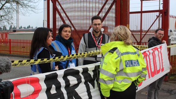 Protesters outside the Roxel factory in England (People's Weapons Inspectors)