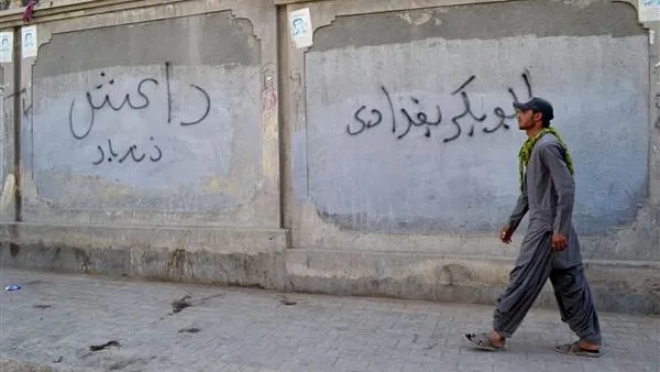 اقتحم ثلاثة انتحاريين من طالبان يوم الجمعة كلية في بيشاور 
