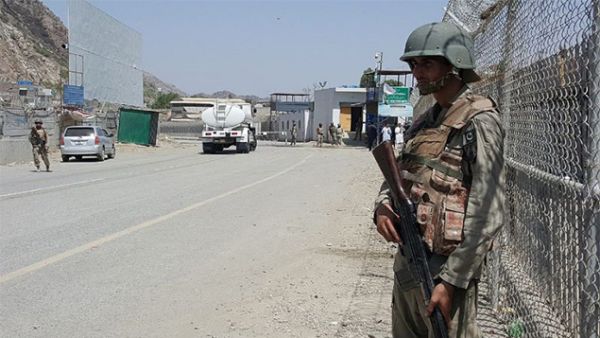 Pakistani soldiers patrol at the Torkham crossing between Pakistan and Afghanistan in Pakistan's Khyber Agency on June 14, 2016 (AFP/Sajjad Mian) 