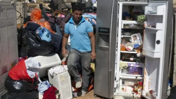 فلسطيني بين ما تبقى من اثاث منزله الي دمرته الجرافات الاسرائيلية في القدس/أ.ف.ب