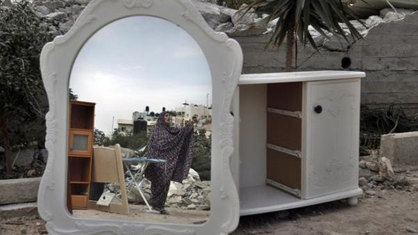 فلسطينية هدم منزلها في القدس من قبل بلدية الاحتلال/أ.ف.ب