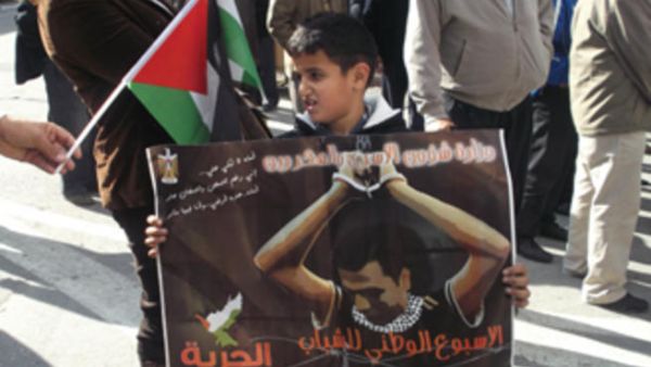 طفل فلسطيني في نابلس يشارك في اسبوع الشباب