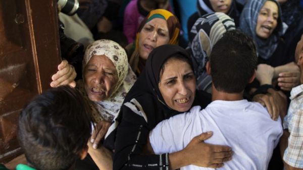 Relatives of 16-year-old Abdel Rahman al-Dabbagh, mourn during his funeral in Bureij refugee camp in the central Gaza Strip, on September 10, 2016. (AFP/Mahmud Hams)