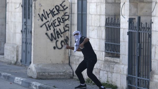 A Palestinian throws stones towards Israeli forces during a demonstration in support of Palestinian prisoners in Bethlehem, April 17 2017. (AFP/Ahmad Gharabli)