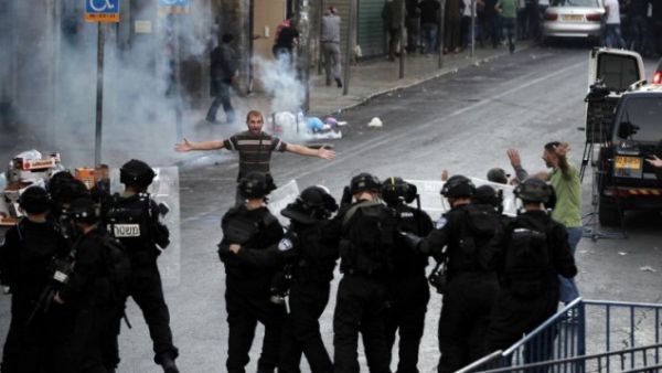 Illustrative photo of a Palestinian protester arguing with Israeli police during clashes in East Jerusalem (Ahmad Gharabli/ AFP)
