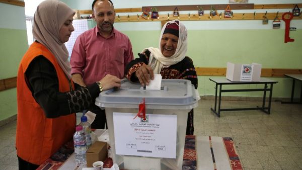 A Palestinian woman casts her ballot during the municipal elections in the West Bank city of Ramallah on May 13, 2017. (AFP/Abbas Momani)