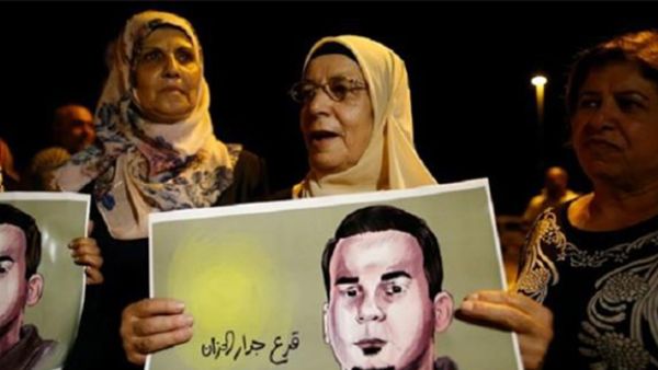 Palestinian prisoner Bilal Kayed's mother (C) demonstrates in support of her son outside the hospital where he is being held in Ashkelon on August 9, 2016. (AFP)