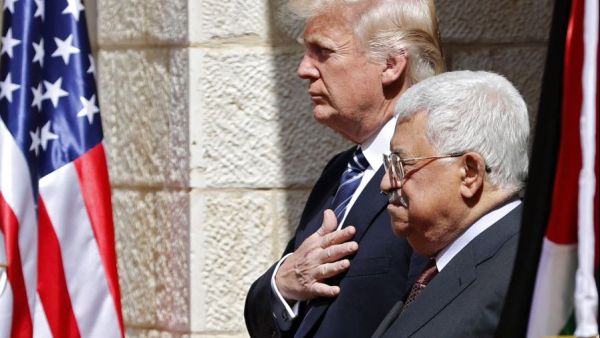 Palestinian Authority President Mahmoud Abbas (R) and US President Donald Trump. (AFP/ File Photo)