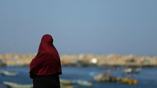 A woman looks at the sea as Palestinian families of fishermen shout slogans during a protest against Israel's blockade on the Gaza Strip on March 9, 2017 in Gaza City. (AFP/Mohammed Abed)