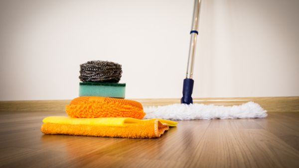 من الضروري استخدام المنظفات الخاصة بالباركيه والبعد عن المنظفات الكيماوية  من الضروري استخدام المنظفات الخاصة بالباركيه والبعد عن المنظفات الكيماوية