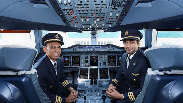 قاد طائرة الإمارات الإيرباص A380 في أول رحلة لها إلى كولومبو القبطان السريلانكي يودايا تيليكيرانتي، ومساعده الإماراتي الضابط أول سعيد المهيري