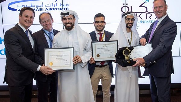 بيتر بومغارتنر،كريس يولتن، مع طلاب الجامعة الأمريكية في دبي عيسى سالم، ومحمد سليم، ومحمد الماجدي.