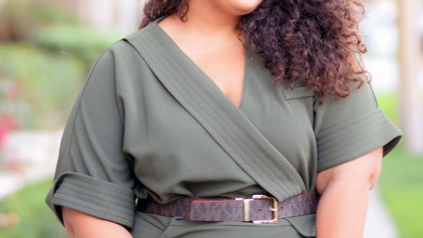 يعتبر الحزام الرفيع من القطع المميزة التي يمكنك ارتدائها على محيط الخصر (shutterstock.com)
