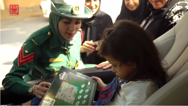 شرطة دبي تنهي معاناة طفلة مصابة بـ"فوبيا الشرطة"