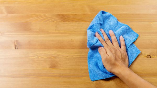 يتعرّض الخشب للبقع، وللغبار الأمر الذي يتطلب الاهتمام به وتنظيفه جيداً
 يتعرّض الخشب للبقع، وللغبار الأمر الذي يتطلب الاهتمام به وتنظيفه جيداً