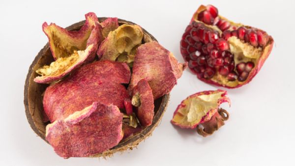 من فوائد قشر الرمان للبشرة يبقيها رطبة

