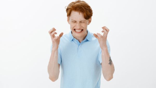 صرير الأسنان قد يصاب بها الكبار والصغار على حدٍ سواء
