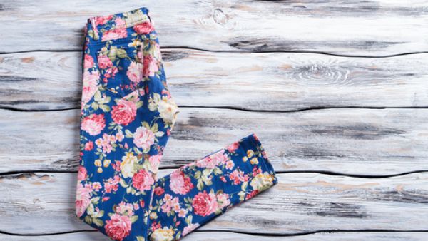 البنطلون المنقش من القطع العملية جدًا لارتدائها في فصل الصيف