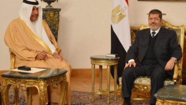 الرئيس المصري محمد مرسي مجتمعا مع رئيس الوزراء القطري خلال زيارته الاخيرة للقاهرة/ا.ف.ب