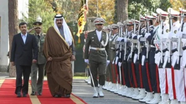 الرئيس الايراني (يسار) وامير قطر يستعرضان حرس الشرف في طهران 