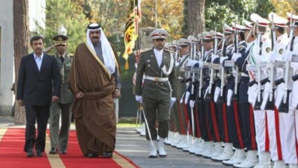 الرئيس الايراني (يسار) وامير قطر يستعرضان حرس الشرف في طهران 