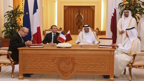 أمير قطر الشيخ تميم في مؤتمر صحافي مع الرئيس الفرنسي إيمانويل ماكرون