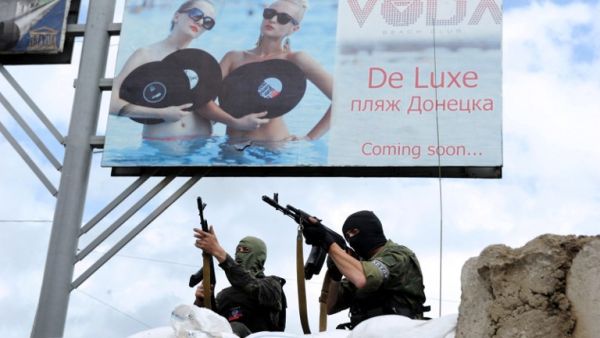 مقاتلان من الإنفصاليين الأوكران