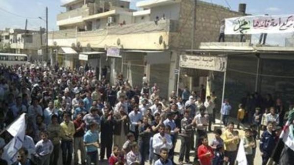 محتجون يتظاهرون ضد الرئيس السوري بشار الاسد قرب حلب 
