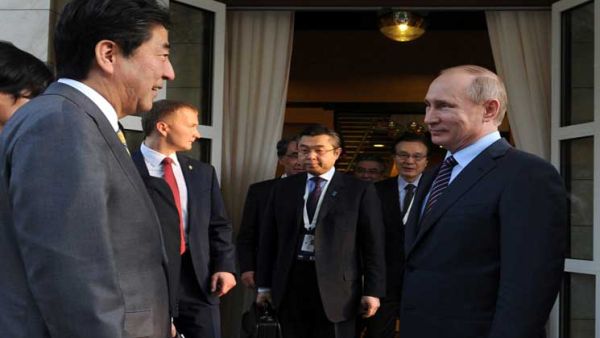 الرئيس الروسي فلاديمير بوتين ورئيس الوزراء الياباني شينزو آبي