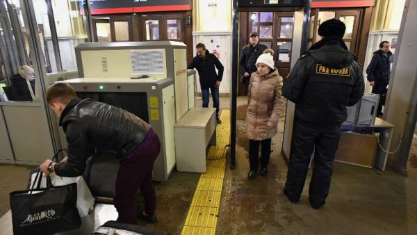 Security personnel check passengers at the entrance to Leningradsky railway station in Moscow on April 3, 2017. (AFP/Alexander Nemenov)