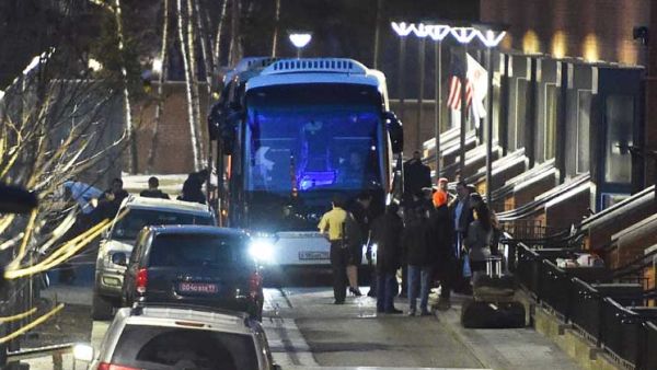 عشرات الدبلوماسيين الأمريكيين وعائلاتهم يغادرون السفارة إلى المطار في العاصمة الروسية