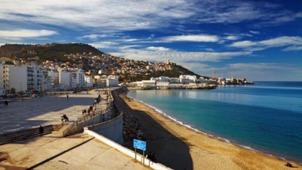 يختار الجزائريون الإفطار على الشاطئ للتخفيف من وطأة الحرارة. 