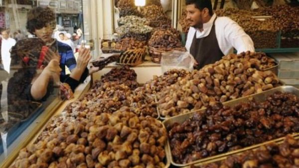 تشهد أسواق السعودية إقبالا على شراء السلع الاستهلاكية الرمضانية (تعبيرية). 