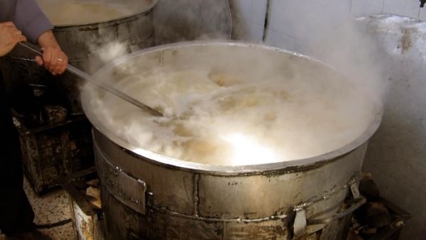 تقدم التكية في شهر رمضان المأكولات الدسمة من لحم ودجاج وشوربة وخبز. (المصدر: سمر بدر).