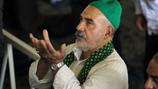 ايراني يرفع كفيه إلى السماء أثناء صلاة الجمعة في رمضان.