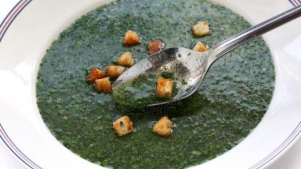 طبق الملوخية يقدم أساسيا في رمضان غزة.