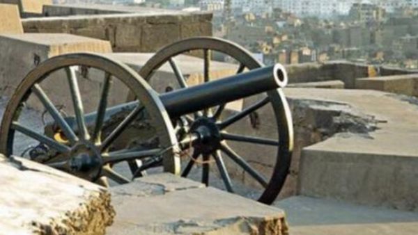 مدفع الإفطار يطلق عند الغروب. 