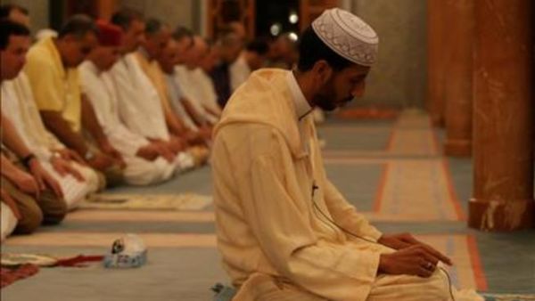 التراويح في الرباط. (المصدر: الأناضول).