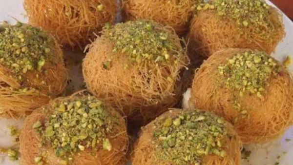 كرات الكنافة المحشوة (المصدر: مطبخ منال العالم). 