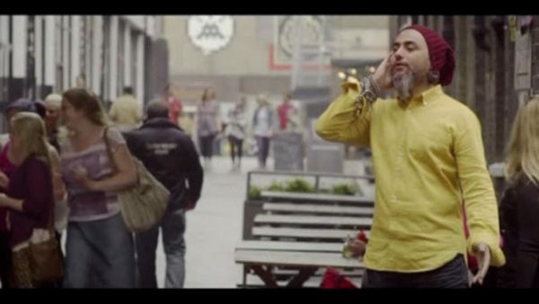 مشهد نقل الآذان على القناة الرابعة البريطانية.