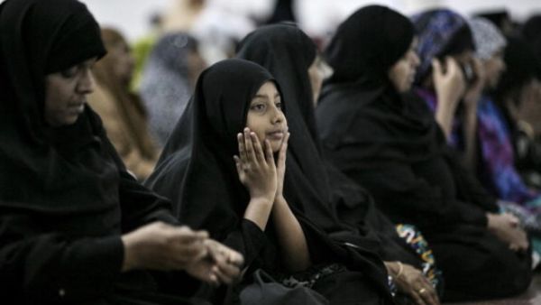 نساء مسلمات في سريلانكا في اليوم الأول من رمضان. 