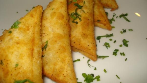 تجهيز السمبوسة على الارض بمخبز بمدينة الطائف السعودية