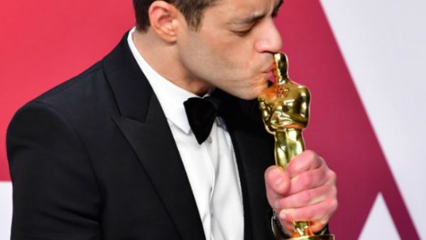 Malek revealed in his win by planting a passionate kiss on girlfriend/castmate Lucy Boynton's lips. (Source: FREDERIC J BROWN - AFP)